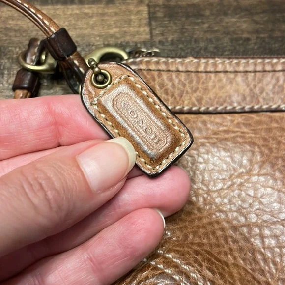 Vintage authentic Coach mini leather wristlet - Picture 3 of 10